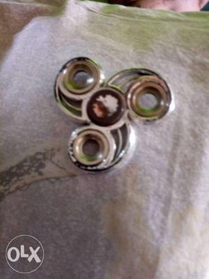 Silver-colored And Green 3-blade Fidget Spinner