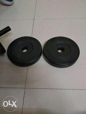 A set of 4 dumbbell plates weighing 2 kg each and