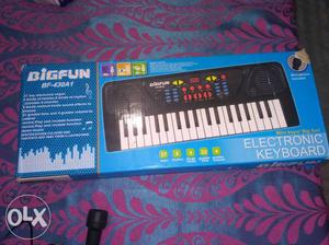 Brand new electronic keyboard works with charger or pencil