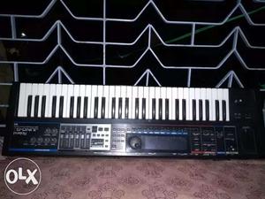 Roland E 09. SYNTHESIZER at a great condition.