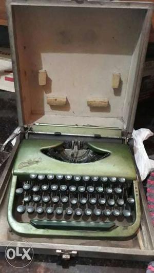 Typewriter in gud working condition.