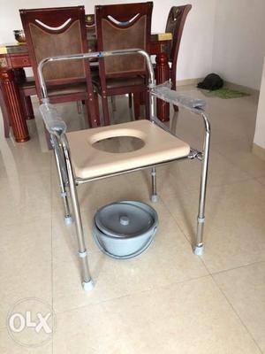 An unused patient toilet seat.