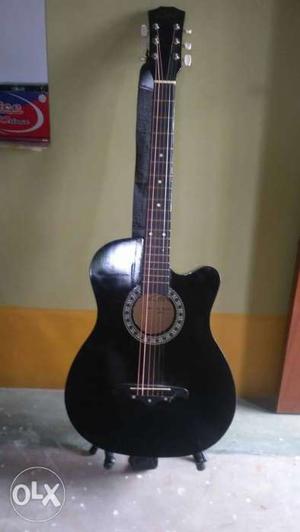 Aquatic 5 mounth old guiter...it's look like new