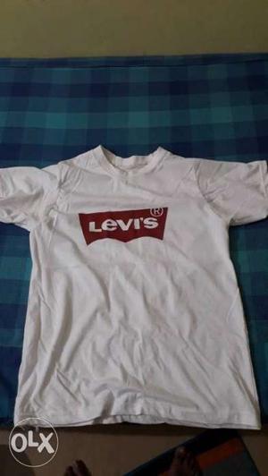 Levis tee size 'S' colour white along with a