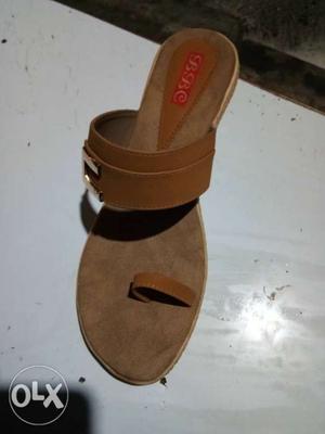 Unpaired Brown Toe-wrap Sandal