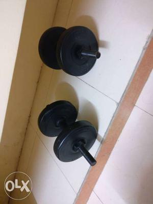 4 Dumbbell plates worth 2 kg each with two rods.