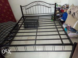 Queen size bed in new condition used for 2-3