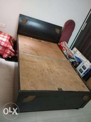 Single bed without mattress. size 4*6