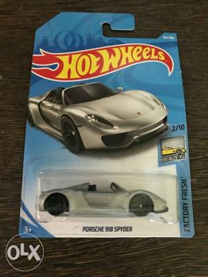 White HotWheels Porsche 918 Spyder Toy Pack
