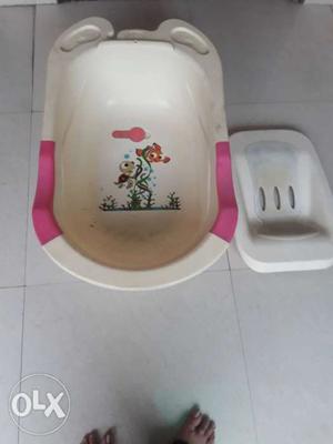 Bathing tub fr new born baby. excellent
