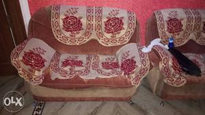 3+2+2 sofa set. One leg is broken. Selling