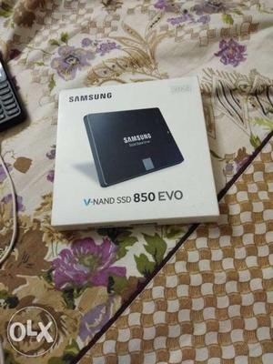 Black Samsung V0hand SSD 850 EVo Box