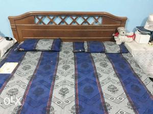 Double bed king size with matteress in good condition..