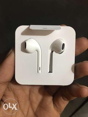 Iphone 8 sealed earphones.not opened.got with