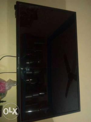 Just 20days old tv 32inch led tv Because of leaving