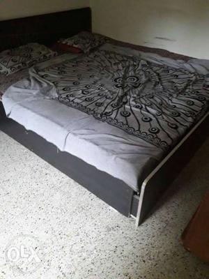 King size bed whith metres good condition