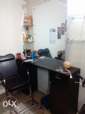 New beauty parlour counter and mirror