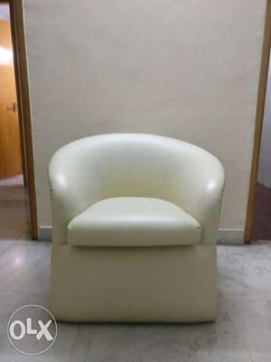 White leather Sofa Chairs x4 Set. Easy to maintain.