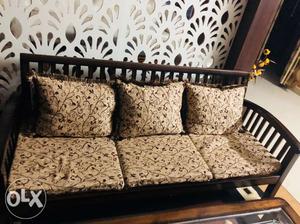 5 persons sitting sofa set in new condition used