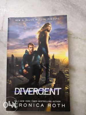 DIVERGENT by Veronica Roth. Book is in excellent