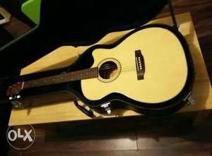 Good condition karafter guitar 4 month old