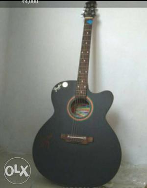 High quality base guitar with cover, never used.