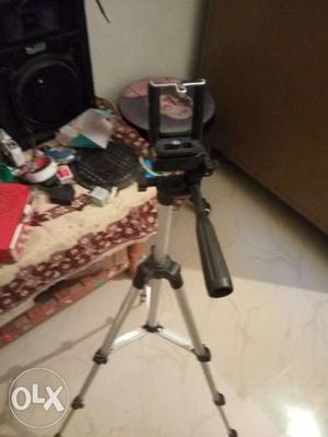 Mobile and camera tripod stend 3 month old but no