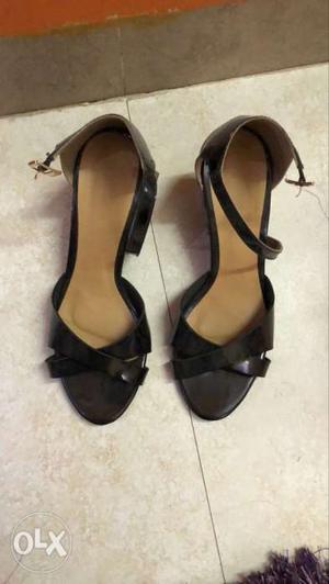 Black heels size 7 perfect condition.