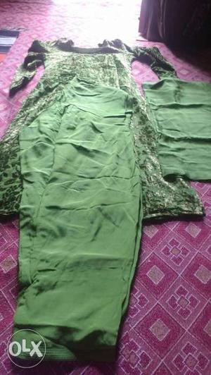 I want to sell my green imported pure velvet dress