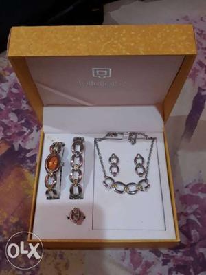 Jewellery set (necklace, earings, bracelet, ring