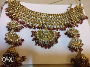 Neckpiece with a finishing of red and golden