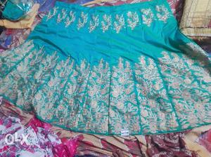 This lehenga is 1.2kg waight and its a rly good