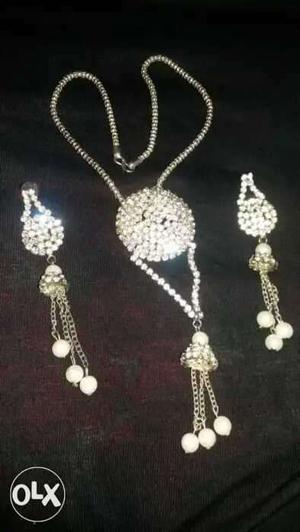 Used american diamond set in very cheap price.