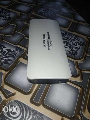White And Black  MAh Power Bank Argent cell Call