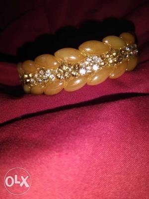 Gold-colored And cream Beaded bangle