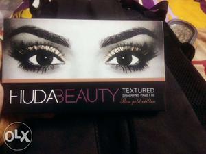 HUDA beauty eyeshadow palette. in good condition,
