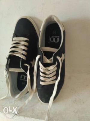 Unpaired Black And White Nike High-top Sneaker