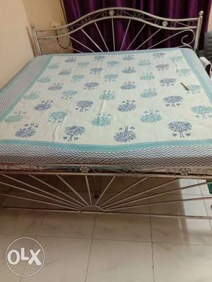 6/6 strong steel bed with heavy quality mattress