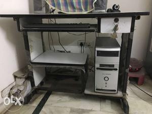 Computer table for sale. in perfect condition.