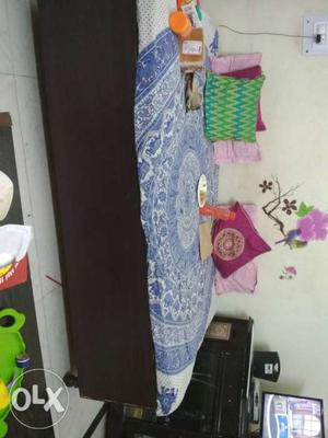 Single bed 4ft x 6ft with mattress ()+ corner