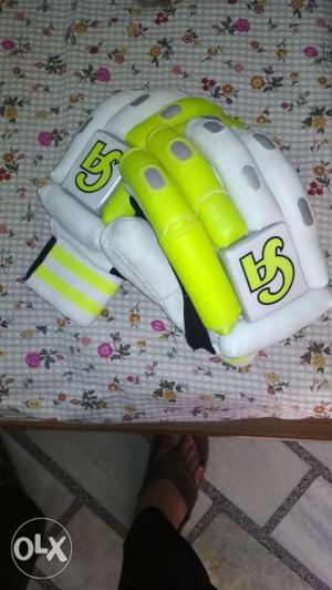 Brand New cricket batting gloves (right handed)