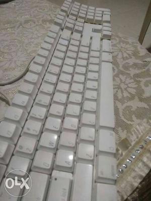 White original apple keyboard in fully working