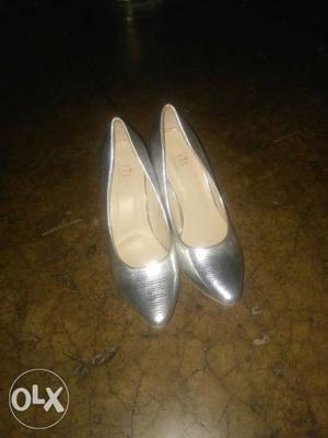 Pair Of Gray Leather Pointed-toe Heeled Shoes