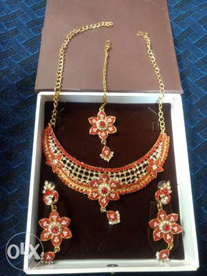 White red beated neckless with earings