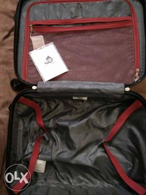5 luggage in new condition with warranty