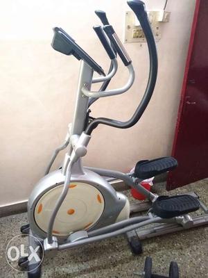 Elliptical cross trainer