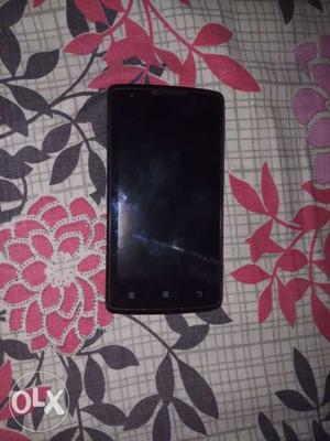 Good working mobile lenovo a Small crack at