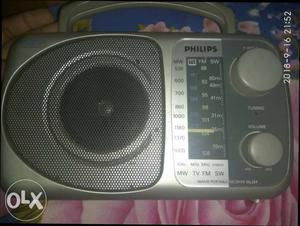 Gray And Black Philips Radio