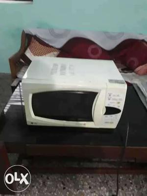Lg microwave of 200 ml capacity, it is a gril