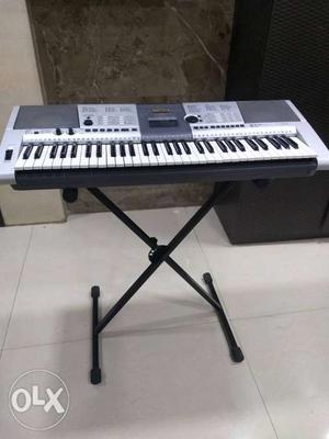 Yamaha I425 keyboard in excellent condition.